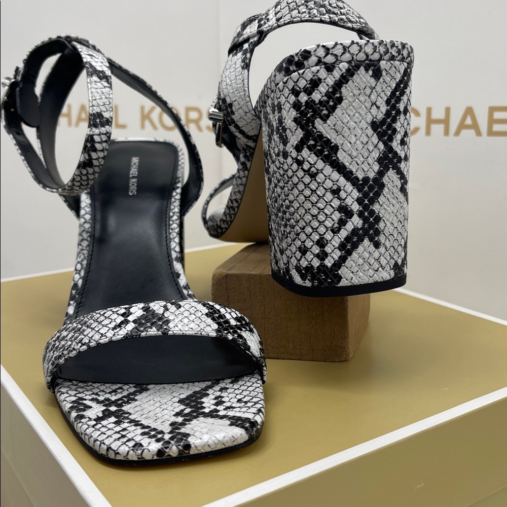 Michael Kors MERRIAM BLOCK HEEL
LEATHER
40S5MMHS1E Aluminum High Heels Snakeskin - Picture 8 of 16